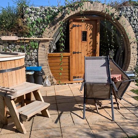 שירנס Romantic Escape Luxury Hobbit House With Hot Tub! מראה חיצוני תמונה