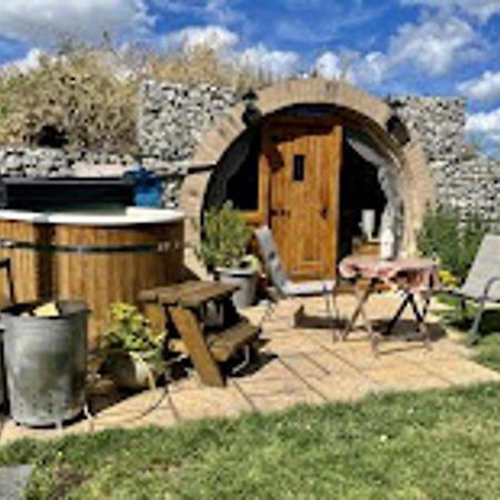 שירנס Romantic Escape Luxury Hobbit House With Hot Tub! מראה חיצוני תמונה