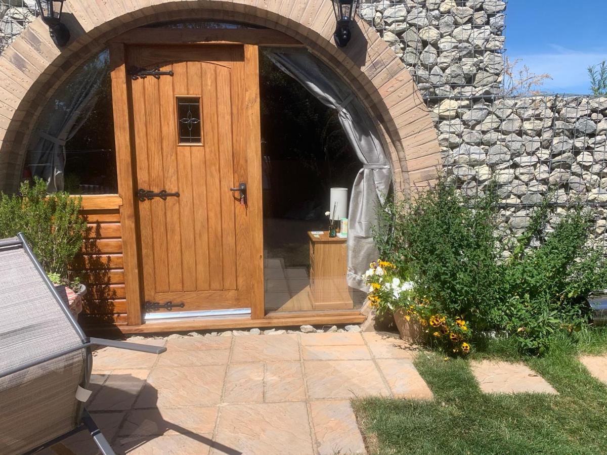 שירנס Romantic Escape Luxury Hobbit House With Hot Tub! מראה חיצוני תמונה
